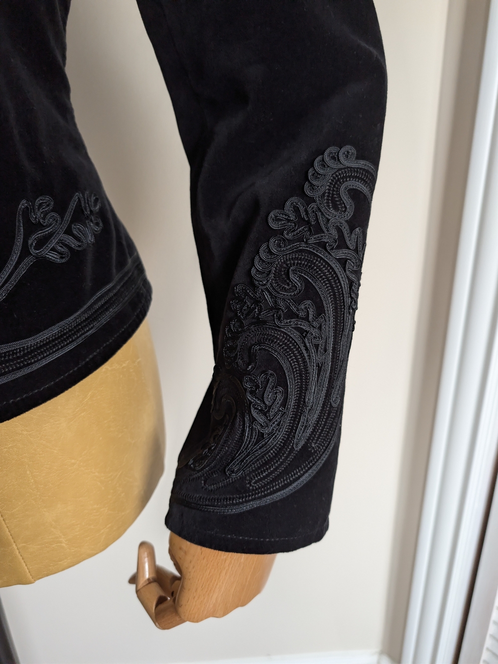 Peter Nygard Black Embroidered Velvet Blazer with Decorative Clasp - Picture 5 of 11